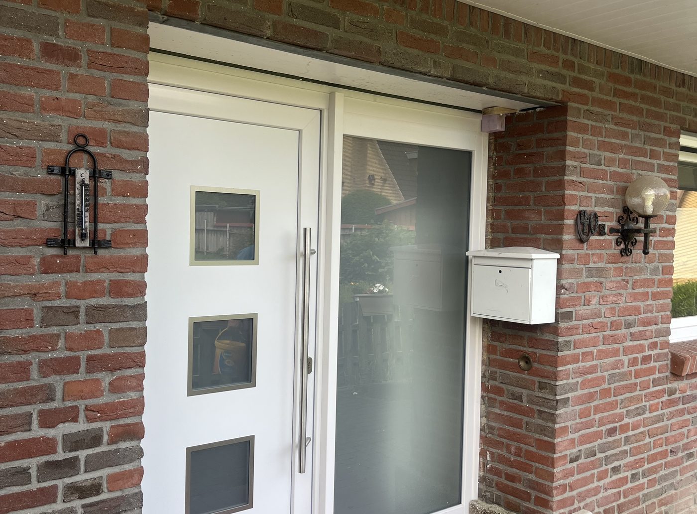 Neu eingesetztes Fensterelement in einer Fassade
