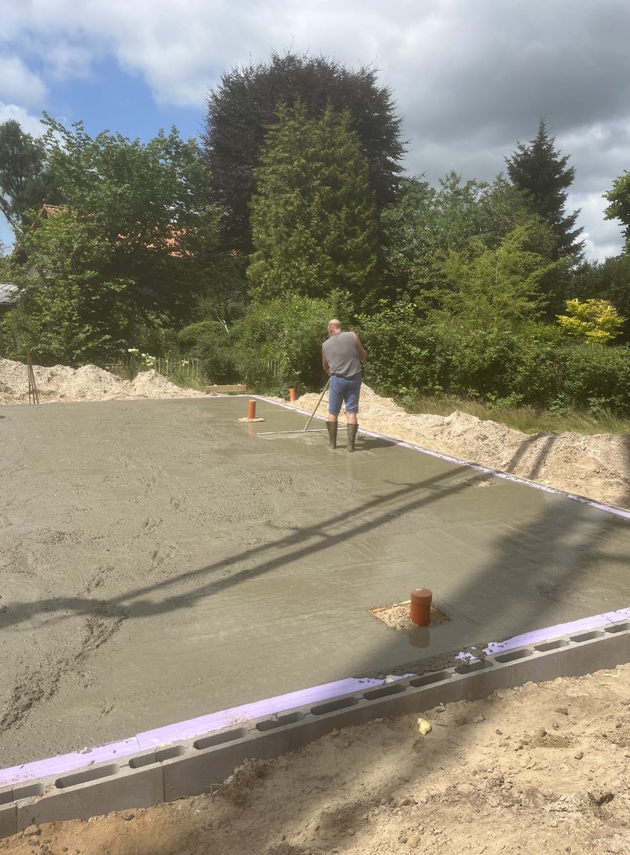 Bodenplatte und Rohbau einer Baustelle